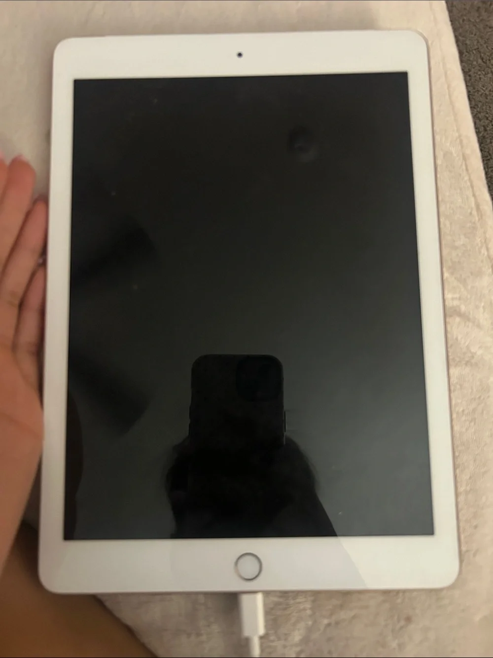 Doesnt turn on!! Apple Tablet with White Bezel and Black Display